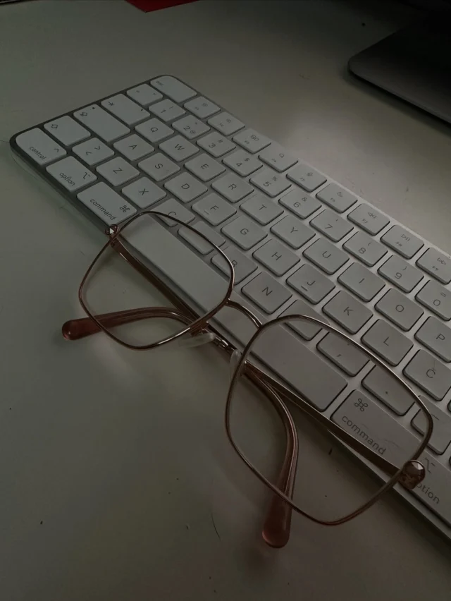 Pripravljam vsebine za vas. Joga office.